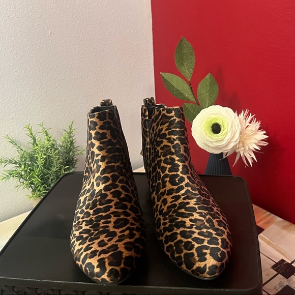 Born- Beautiful & Sleek Leopard Print Booties NWT 8.5 - Picture 9 of 12